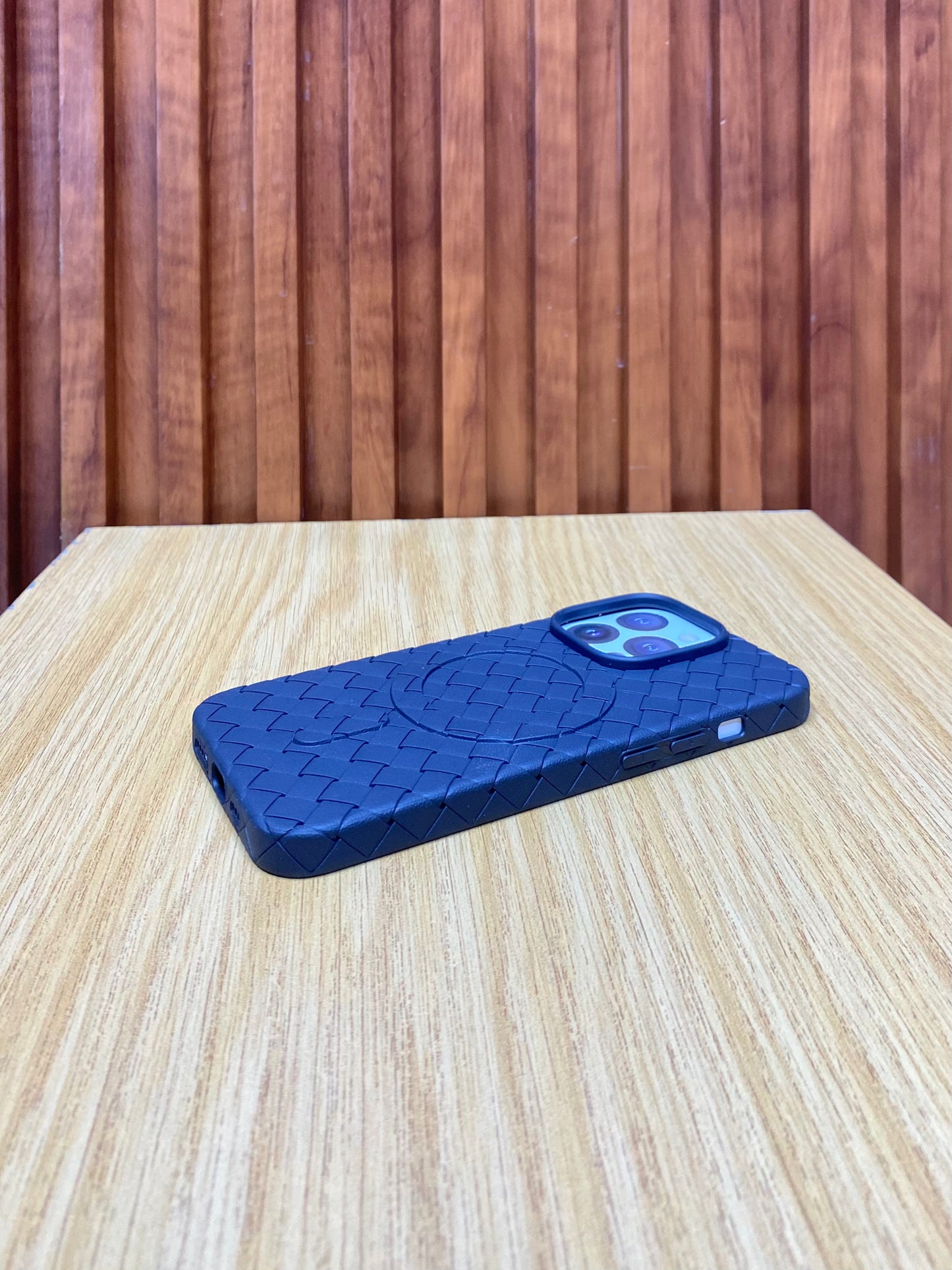 Joyroom JR-BP005 Magnetic protection Case Designed With Braided Design And Dirt Resistant Without Discoloration Fits Iphone14 Pro - Black
